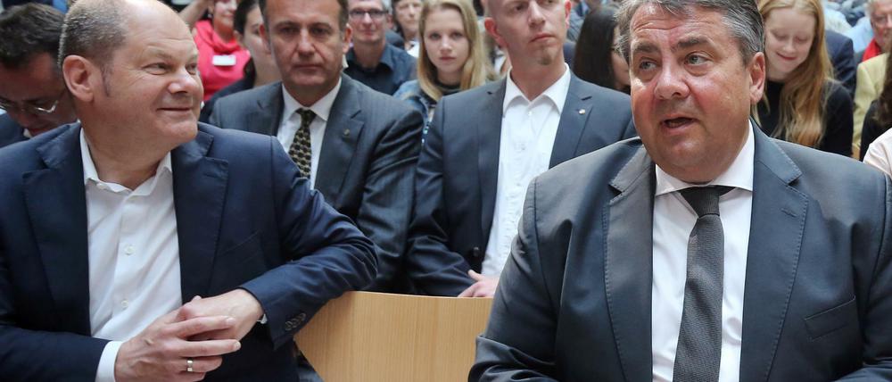 Der SPD-Vorsitzende Sigmar Gabriel (rechts) und Hamburgs Erster Bürgermeister Olaf Scholz.