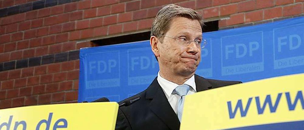 Skeptischer Blick zur Seite - lauern dort etwa bereits die Königsmörder? FDP-Chef Guido Westerwelle bei einer Pressekonferenz am Montag.