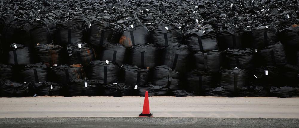 In Fukushima stapeln sich fünf Jahre nach dem Unglück Müllsäcke, die mit kontaminierter Erde gefüllt sind. 16 000 solcher Zwischenlager gibt es derzeit. 