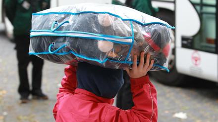 Ein syrisches Flüchtlingskind kommt in der Flüchtlingsunterkunft in Gera (Thüringen) an. 