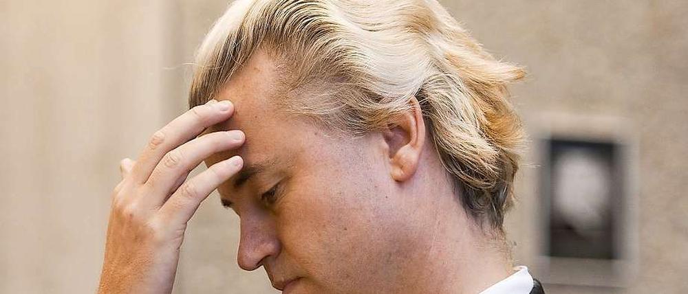 Die Gedanken sind Brei: Geert Wilders, hier beim Prozess in Amsterdam, fasst sich selbst an den Kopf.