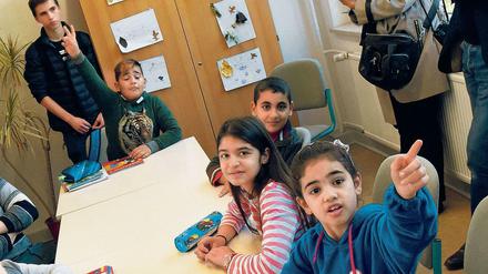 Migrantenkinder lernen in einer Willkommensklasse an der Weidenhof-Grundschule. In den Großstädten stellen Schulkinder mit Migrationshintergrund mittlerweile eine knappe Mehrheit. In Frankfurt am Main hat nur noch jedes dritte Kind keinen Migrationshintergrund.