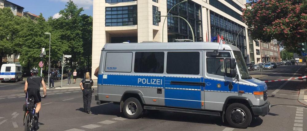 Polizeieinsatz am Willy-Brandt-Haus in Berlin. 
