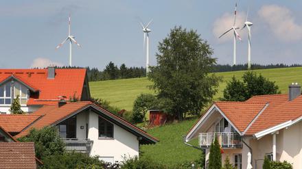 Die Riesen rücken nicht mehr näher: Windräder hinter einer Neubausiedlung im bayerischen Wildpoldsried (Archivbild, 2012)