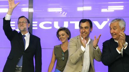 Der spanische Noch-Premier Mariano Rajoy (links) feiert das Wahlergebnis. 