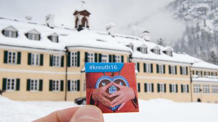 Ein Button mit der Aufschrift "#Kreuth16" als Zusatzakkreditierung für den Besuch der Bundeskanzlerin wird in Kreuth (Bayern) vor dem Veranstaltungsort vor die Kamera des Fotografen gehalten. 