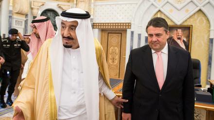 Nach den Hinrichtungen in Saudi-Arabien will Wirtschaftsminister Sigmar Gabriel deutsche Waffenexporte in das Land nachprüfen. Hier ist er bei dem Treffen in Riad mit dem König und Premierminister von Saudi-Arabien, Salman bin Abdelasis al-Saud, im März 2015 zu sehen.