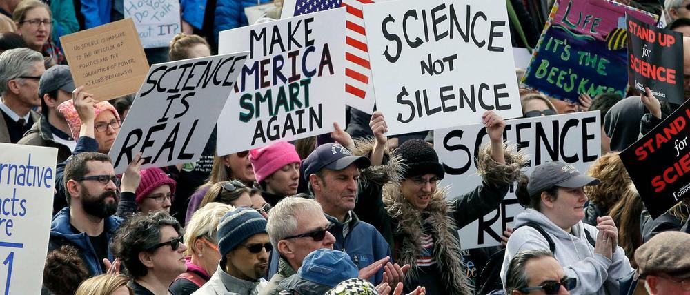 Wissenschaftler demonstrieren am 19.02.2017 in Boston gegen die Trump-Regierung und für die Anerkennung der Bedeutung der Wissenschaft. 