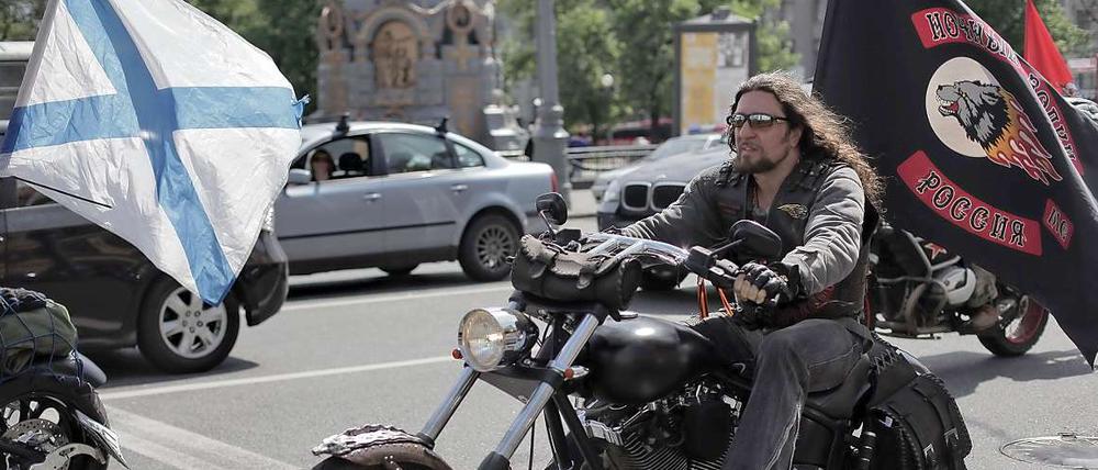 Russischer Rocker auf großer Fahrt - doch an der Grenze zu Polen ist die umstrittene Motorradgruppe abgewiesen worden. 