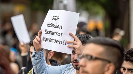 Protest gegen die türkische Regierung bei einer von Exilkurden besuchten Kundgebung in Stuttgart.