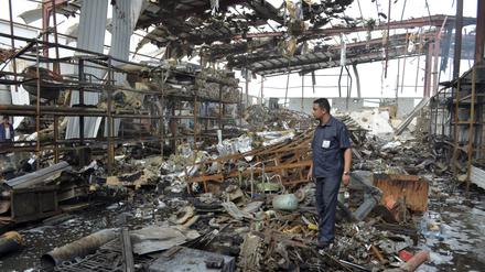 Ein Arbeiter steht in einer ausgebombten Fabrik. Eine Ende des Krieges im Jemen ist nicht in Sicht. 