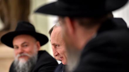 Russlands Präsident Wladimir Putin (M.) bei einem Treffen mit Vertretern des Judentums in Russland.