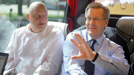 Archivbild aus dem Juni 2010: Niedersachsens damaliger Ministerpräsident und späterer Bundespräsident Christian Wulff (CDU, r. ) sitzt während einer Sommerreise neben seinem damaligen Regierungssprecher Olaf Glaeseker.