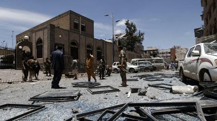 Jemeniten beim Präsidentenbüro in Sanaa, das bei einem saudischen Luftangriff getroffen wurde. 