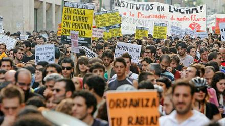 Jugendliche gehen in Madrid wegen der Jobflaute auf die Straße.