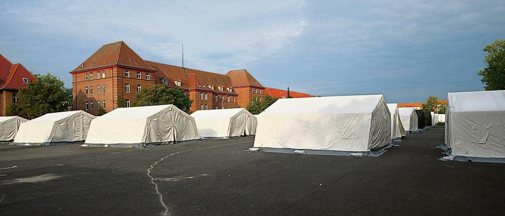 Wolken hängen am 03.09.2015 in Berlin über dem Gelände der früheren Schmidt-Knobelsdorf-Kaserne in Spandau. Auf dem Gelände wurden kurzfristig Zelte errichtet, in denen 600 Flüchtlinge untergebracht werden können. 