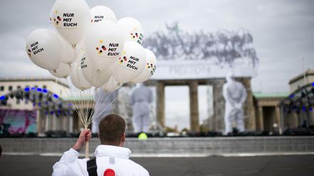 Luftballons mit dem Veranstaltungs-Motto "Nur mit Euch" am Brandenburger Tor 