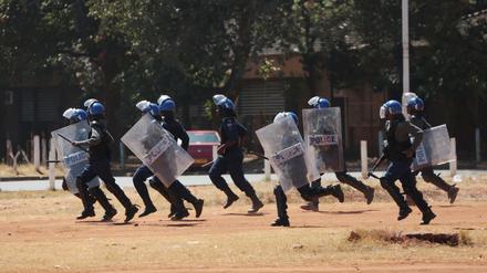 Mit Wasserwerfern und Tränengas versucht die Polizei in Simbabwe die Proteste gegen den Präsidenten zu ersticken. 