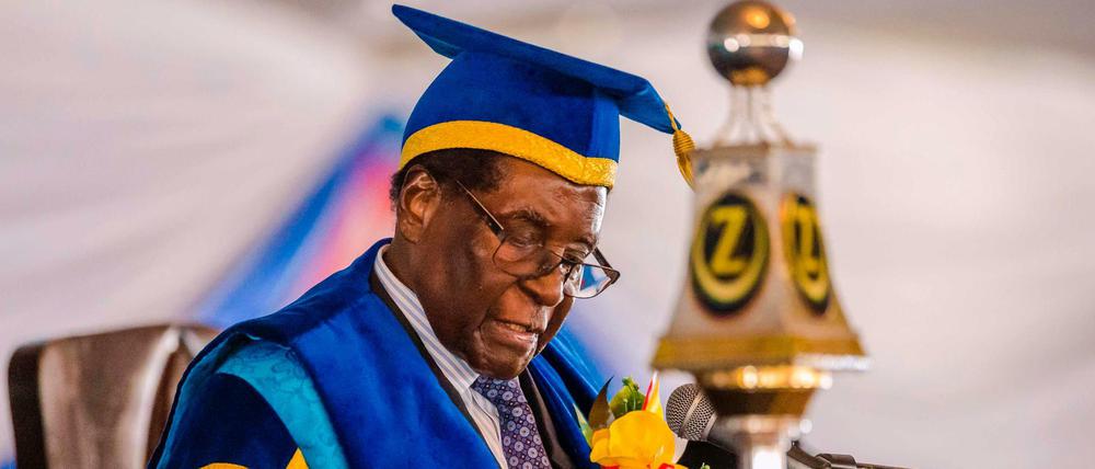 Simbabwes Präsident Robert Mugabe eröffnete am Freitag überraschend die Abschlussfeier einer Universität in Harare.