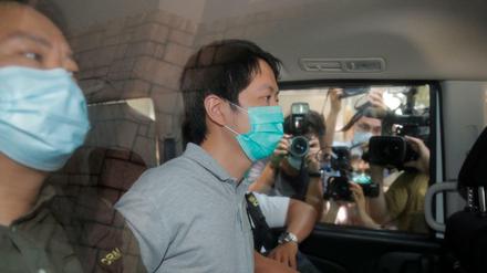 Hongkong: Der pro-demokratische Gesetzgeber Ted Hui wird von Polizeibeamten festgenommen. 