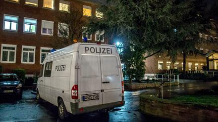 Ein Polizeiwagen steht am Sonntag vor dem St. Franziskus-Hospital in Köln-Ehrenfeld (Nordrhein-Westfalen). Nach Angaben von Polizei und Staatsanwaltschaft fanden Rettungskräfte im Innenhof der Klinik einen toten 59 Jahre alten Mann und eine gleichaltrige, schwer verletzte Frau.