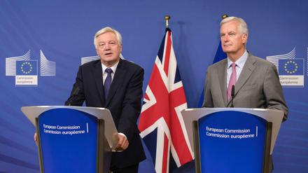EU-Chefunterhändler Michel Barnier (r.) und der britische Brexit-Minister David Davis am Montag in Brüssel.