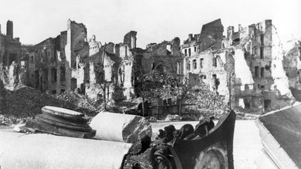 Hausruinen in der polnischen Hauptstadt Warschau im Jahre 1945. 