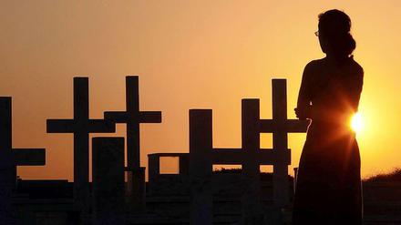 Wunden der Vergangenheit. Eine Frau besucht einen Soldatenfriedhof in Nikosia, auf dem Opfer der türkischen Invasion von 1974 begraben liegen. 