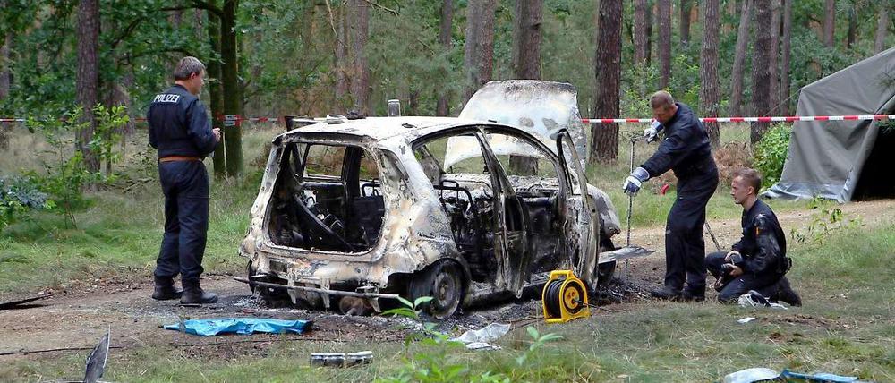 In einem Waldstück bei Börnicke im Havelland wurde das ausgebrannte Autowrack gefunden.