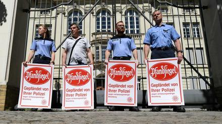 Mit symbolischen Pfandsiegeln hat die Gewerkschaft der Polizei Anfang Juni an der Pforte der Brandenburger Staatskanzlei in Potsdam eine Nachzahlung der Mindestbesoldung gefordert.