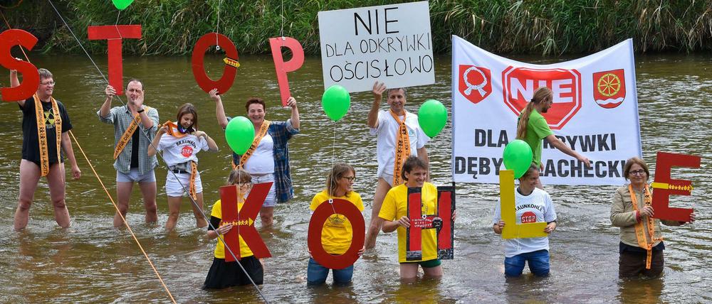 Braunkohlegegner protestieren im deutsch-polnischen Grenzfluss Neiße.