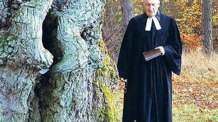 Andacht im Freien. Pfarrer Horst Kasner im Jahr 2004 bei einem Gottesdienst im Wald bei Templin in Brandenburg, wo Angela Merkel aufgewachsen ist.