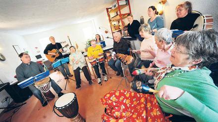 Musikalische Runde. Zum Therapieangebot der Stadtmission in Rahnsdorf gehört, immer dienstags, das Musizieren und Singen der Betreuer mit behinderten Bewohnern.
