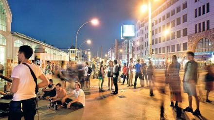 Mut zur Brücke. An der Warschauer Straße geht es die ganze Nacht lang rund. Clubs, Kneipen und Läden haben sich aufs Partyvolk eingerichtet.