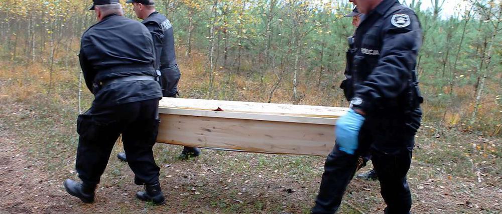 Die in Hoppegarten verschwundenen Leichen wurden in einem Wald in Polen wieder gefunden.