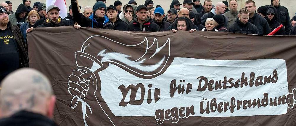 Neonazis demonstrieren gegen angeblichen Asylmissbrauch und neue Flüchtlingsheime in Frankfurt (Oder).