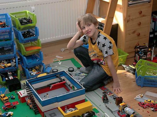 Nestor in seinem Kinderzimmer - die Sat 1-Arena hat er aus Lego nachgebaut, mit sich selbst ganz oben auf dem Siegertreppchen.