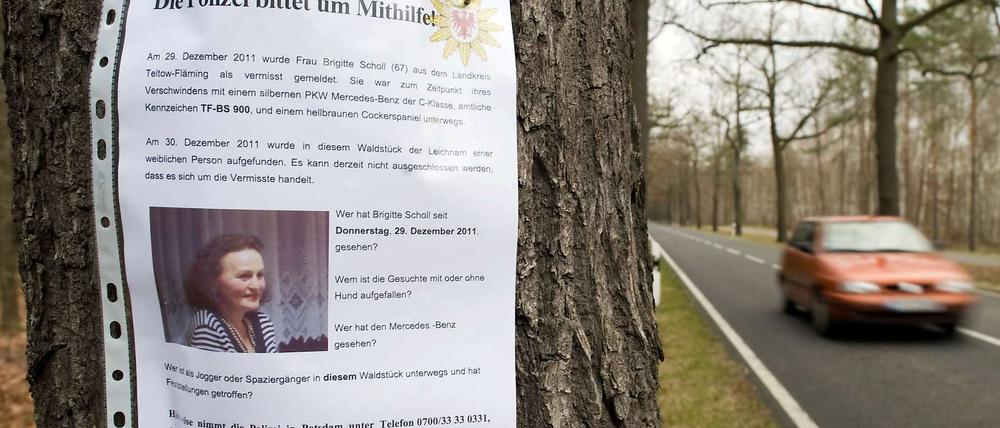 Mit einem Steckbrief suchte die Polizei nach der damals noch vermissten Brigitte Scholl. Nun steht ihr Ehemann Heinrich Scholl unter dem Verdacht, sie ermordet zu haben.