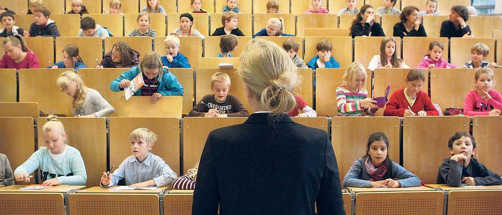 Junge Zuhörer: Wirtschaftswissenschaftlerin Katharina Hölzle doziert vor den Teilnehmern der 11. Kinder-Uni in einem Hörsaal am Campus in Golm.