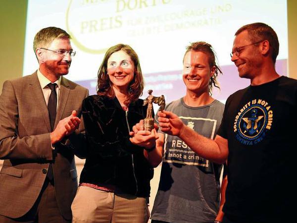 Oberbürgermeister Mike Schubert (SPD) überreichte den Max-Dortu-Preis 2019 an die Crew-Mitglieder der „Iuventa“ Antonia Nagel, Clemens Debus und Sascha Girke (v.l.).