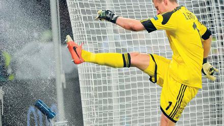 Ibrahimovic für Arme. Bayers Torhüter Bernd Leno tritt nach dem 0:4 eine Wasserflasche durch die Luft.