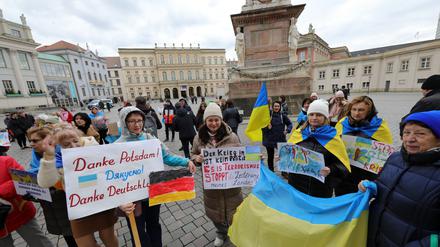 Am Jahrestag ruft der ukrainische Verein aus Potsdam, Push-UA, zu einer Solidaritätskundgebung um 12 Uhr auf dem Alten Markt auf. Am zweiten Jahrestag der vollständigen Invasion Russlands in die Ukraine werden wir daran erinnern, dass der Krieg weitergeht, heißt es in dem Aufruf. Wir werden uns bei Deutschland bedanken für die Unterstützung der ukrainischen Flüchtlinge und die Hilfe für die Ukraine. Etwa 100 Menschen beteiligten sich an der Kundgebung.