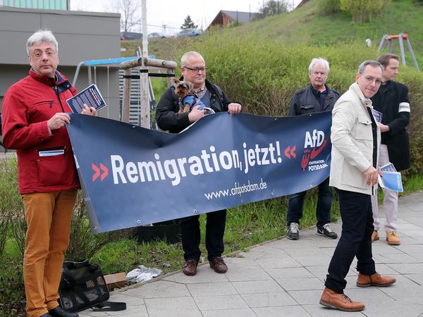 AfD-Verteter im April 2023 – bei einem Protest gegen Sonderbauten für Flüchtlinge in Golm. Zu sehen ist links Alexander Tassis, im Vordergrund Fraktionschef Chaled-Uwe Said.