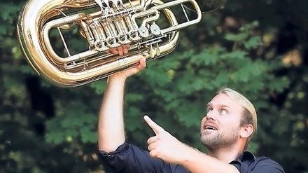 Der in München geborene Andreas Martin Hofmeir ist nicht nur ein Tuba-Virtuose von Rang, sondern auch Buchautor und Musikkabarettist.