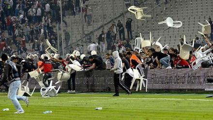 Stühlerücken in Istanbul: Ausschreitungen beim Derby Besiktas gegen Galatasaray.