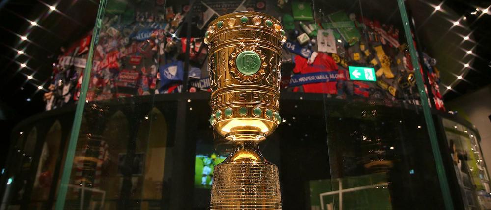Objekt der Begierde. Am Dienstagabend spielen acht Teams um den Viertelfinal-Einzug im DFB-Pokal (hier zu sehen im DFB-Museum in Dortmund). 