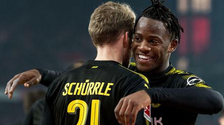Dortmunds Torschütze André Schürrle (l) und Michy Batshuayi jubeln nach dem Treffer zum 3:2.