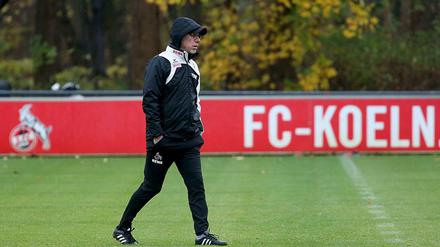 Muss noch nicht gehen: Peter Stöger bleibt vorerst in Köln - obwohl sein Verein auf dem letzten Tabellenplatz steht. 
