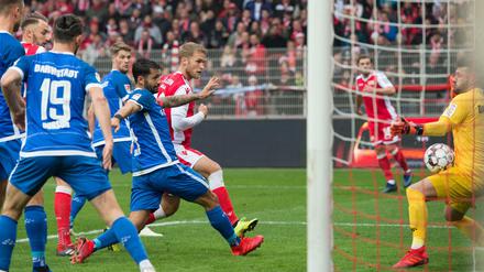 Rein damit. Unions Sebastian Andersson (M.) erzielt das Tor zum 1:0 gegen Darmstadt.