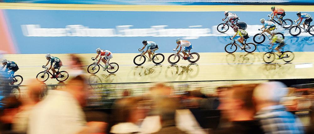 Radsportler fahren während des Sechstagerennens im Berliner Velodrom um die Wette. 2020 wird hier um WM-Gold gefahren.
